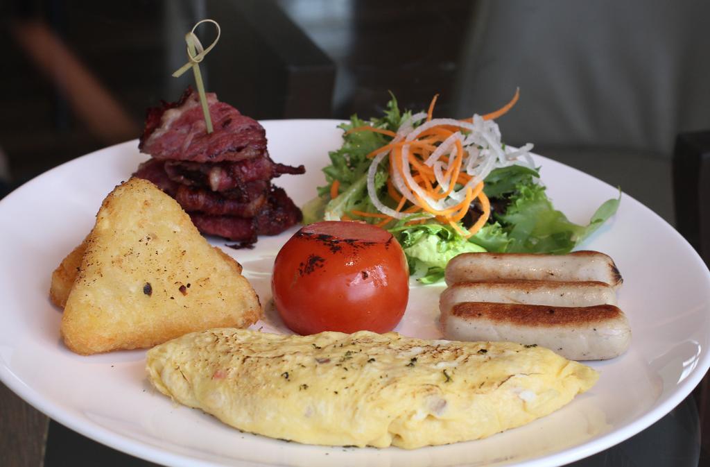Gtower Hotel Κουάλα Λουμπούρ Εξωτερικό φωτογραφία An omelette with bacon, salad and bread